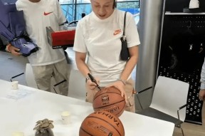 爱游戏平台 -斯图加特训练开放日，今晨手感冰凉引欢呼，法甲在即，临场指挥获称赞 