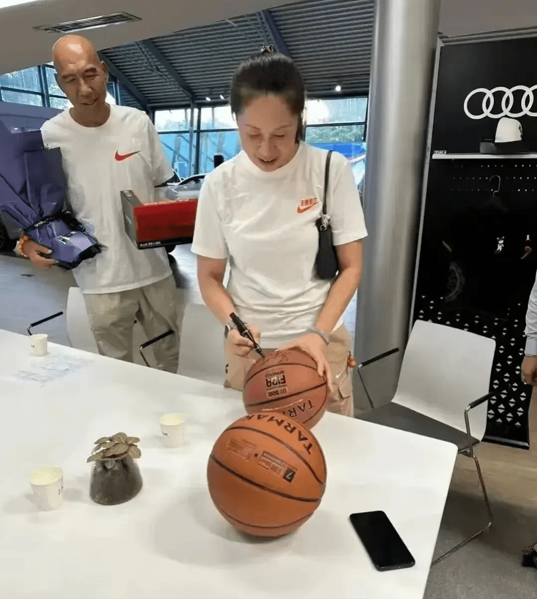 斯图加特训练开放日,今晨手感冰凉引欢呼,法甲在即,临场指挥获称赞 斯图加特训练开放日,今晨手感冰凉引欢呼,法甲在即,临场指挥获称赞