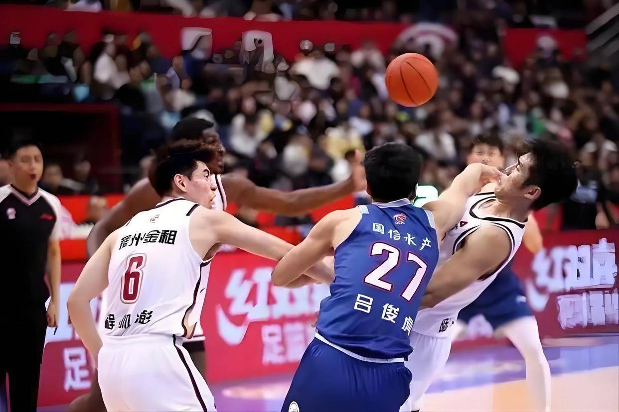 CBA季后赛今夜再迎强敌，浙江稠州篮板制胜，主帅态度：更衣室稳定，资深球员宣示担当 