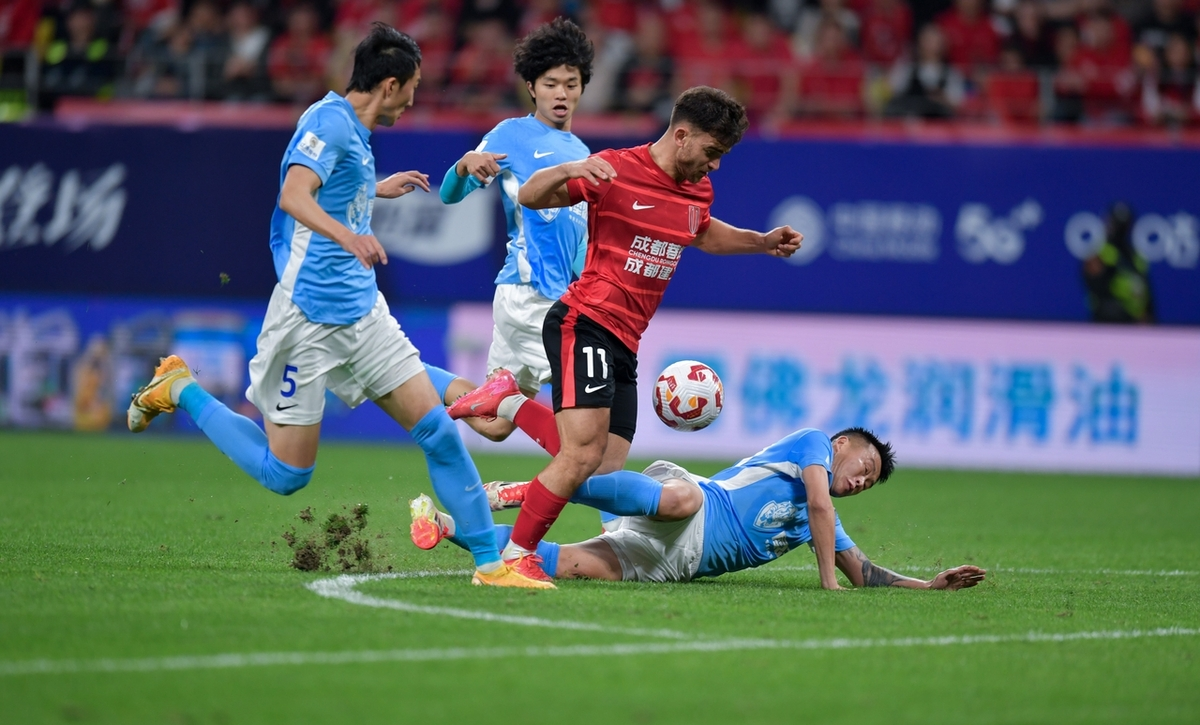 包含成都蓉城训练开放日，冲刺阶段远射贴柱引欢呼，中超在即，临场指挥获称赞的词条