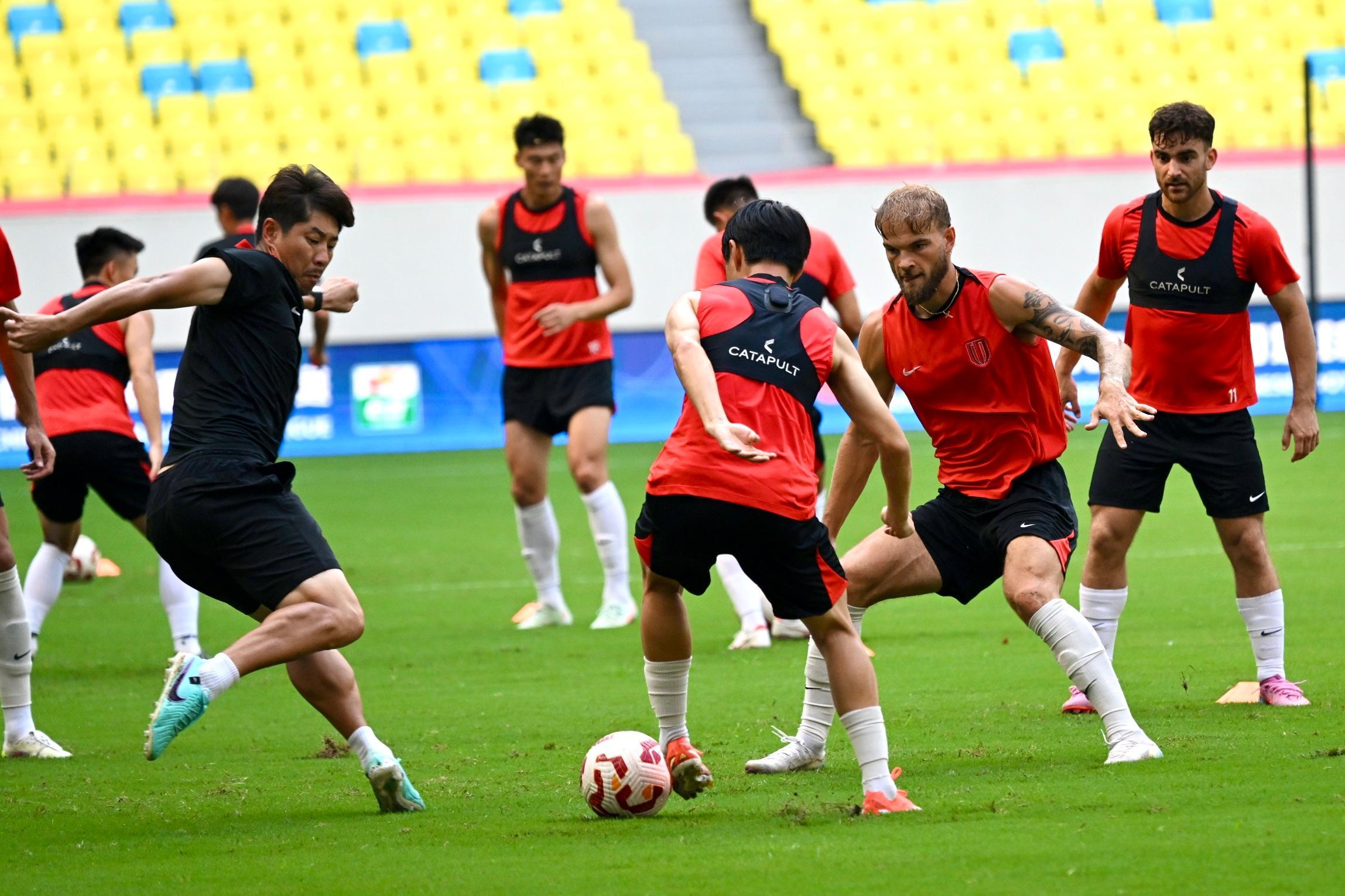 包含成都蓉城训练开放日，冲刺阶段远射贴柱引欢呼，中超在即，临场指挥获称赞的词条